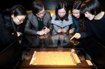 Cuốn Du ký có kích thước 42x358 cm của nhà sư Triều Tiên Hyecho (704-787) - Photo: Yonhap News