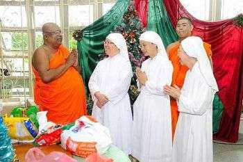 Sư trưởng chùa Mahindarama và Mẹ Bề trên cùng các Sơ chào hỏi nhau - Photo: thestar.com.my