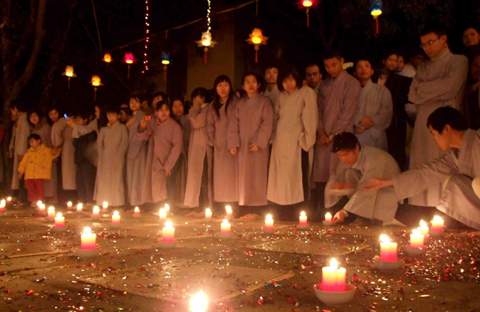 Hàng ngàn ngọn nến được thắp sáng trong khuôn viên chùa để mừng ngày đức Phật thành đạo