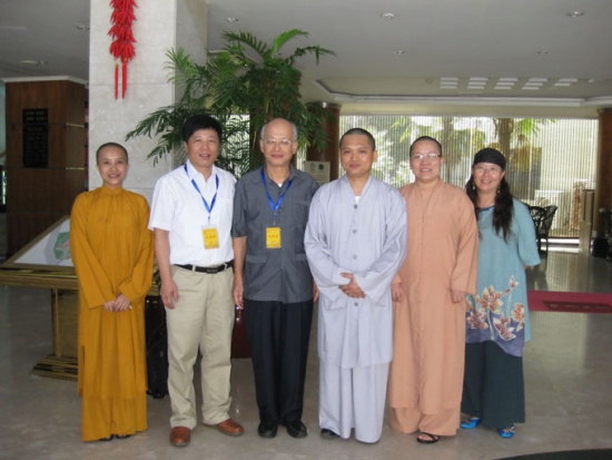 G.s Liên Dung, G.s Hoàng Quang Quốc và các nghiên cứu sinh Việt Nam khoa tâm lý học tham gia hội thảo