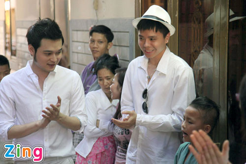Quang Vinh diện áo trắng làm từ thiện
