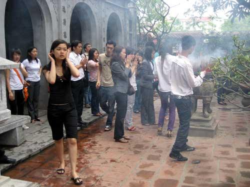 Ăn mặt thế này mà cũng lên chùa lễ Phật ? Ăn mặt thế này mà cũng lên chùa lễ Phật ?